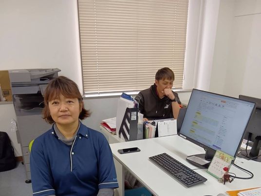 スタッフがいる事務室  