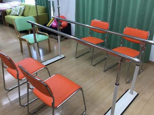 機能訓練用の椅子並ぶ室内  