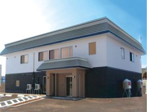 白い建物外観