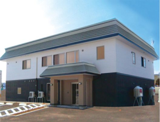 白い建物外観