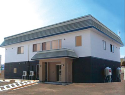 白い建物外観