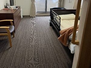 明るい居室のベッド  