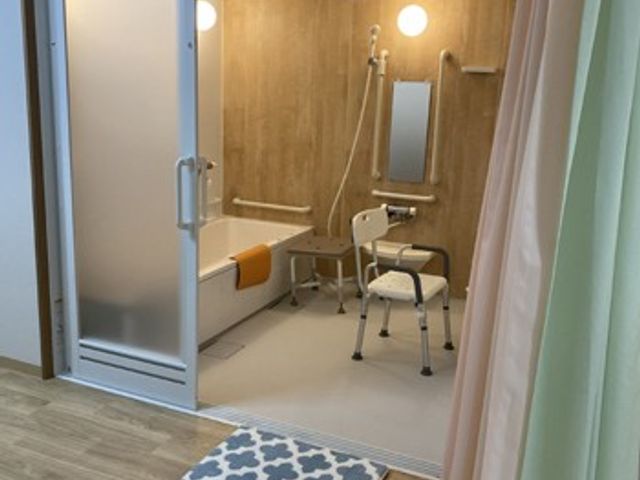 居室の洗面所の様子 洗面台 手すり付きの洗面台は、座ったままでもお使いいただける設計になっており、快適にご利用いただけます。
