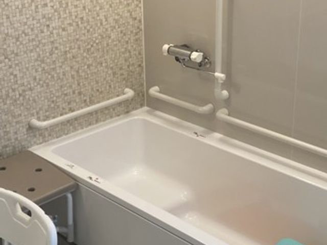 広々とした浴室 浴室 安全に配慮した手すり付きの浴室です。入浴時のサポートも万全で、快適にお過ごしいただけます。