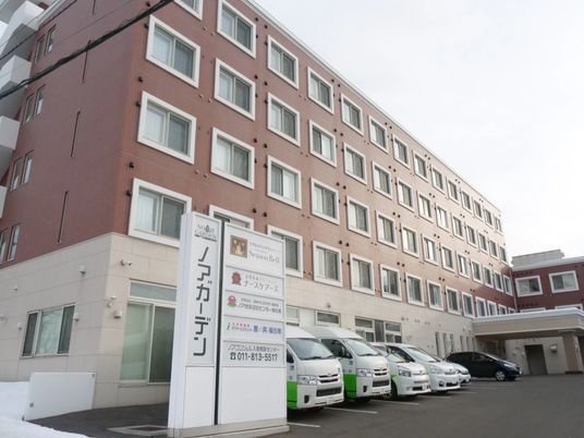 施設外観と送迎車  