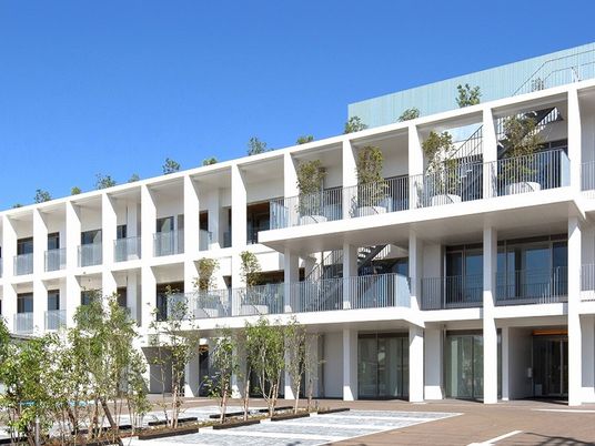 明るい外観の施設建物  