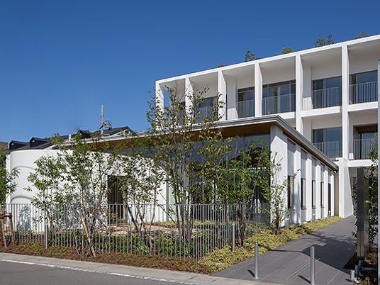 明るい外観の建物  