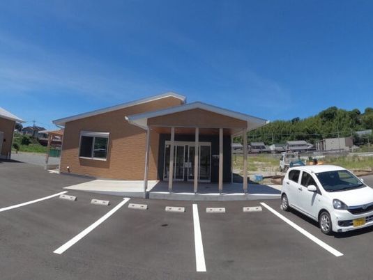 建物外観と駐車場  