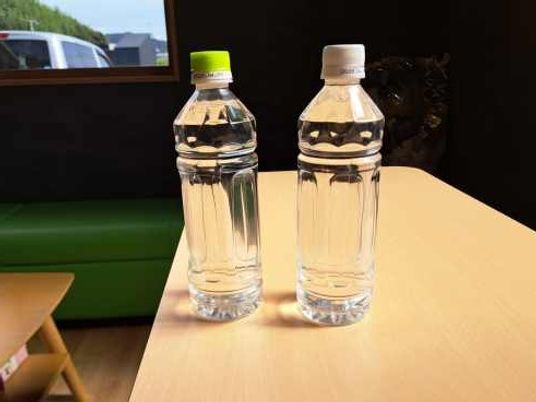 テーブル上の水のペットボトル  