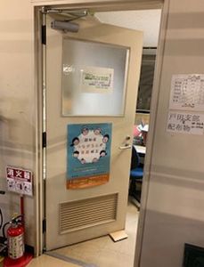 掲示物付きのドア