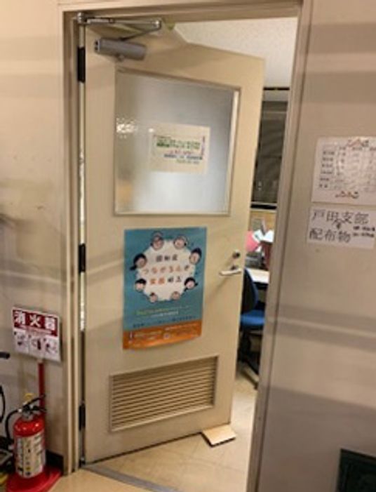 掲示物付きのドア