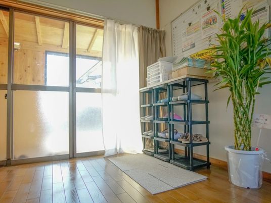 明るい玄関の収納棚  