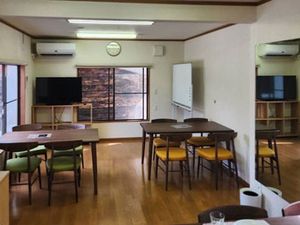 明るい共有スペースの食堂  