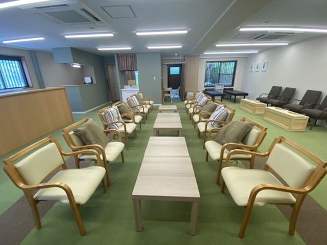広々とした休憩室 休憩室 広々とした明るいスペースでは、椅子に座りながらゆったりと過ごせます。リラックスできる環境です。