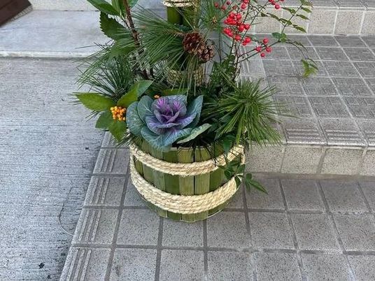 玄関前の花飾り  