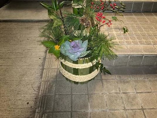 玄関先の正月飾り  