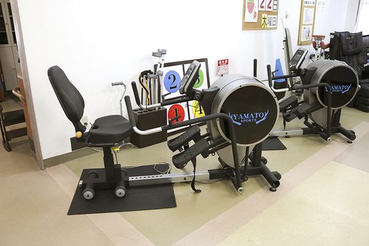 トレーニング機器が並ぶ部屋