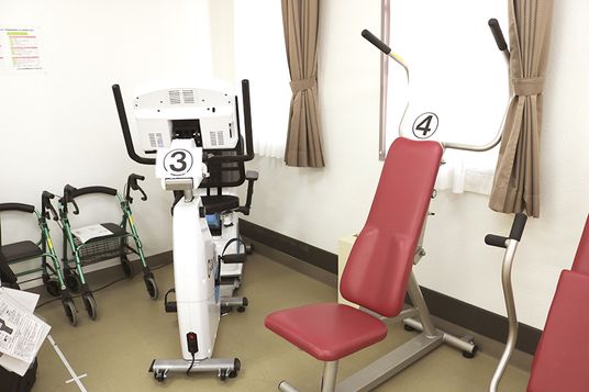 機能的な機器が並ぶ訓練室