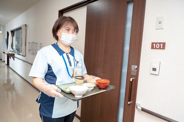 スタッフが食事を運ぶ廊下  