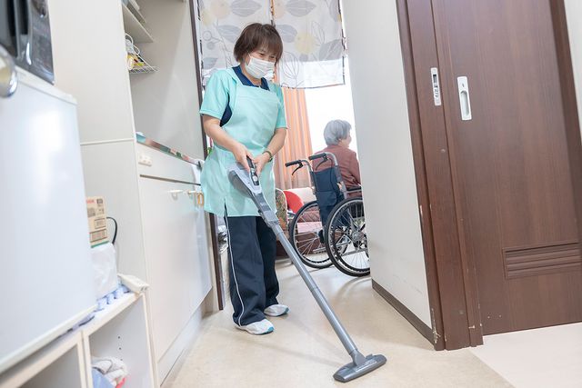掃除中のスタッフ居室  