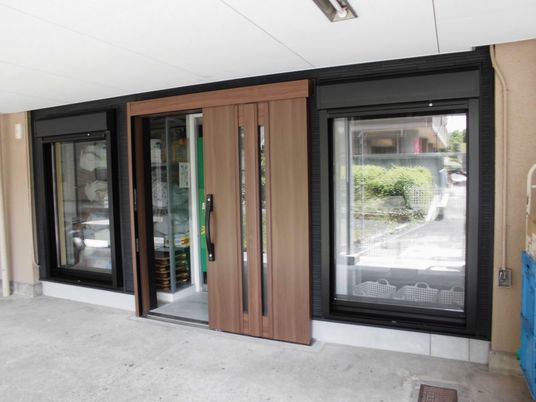 植栽の見える玄関