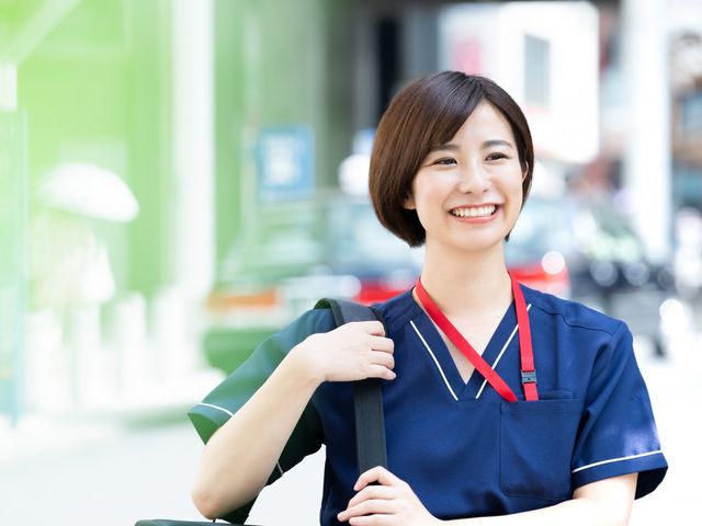 スタッフイメージ スタッフイメージ 元気なスタッフが親しみやすい雰囲気で迎えてくれます。新しい職場として安心感を感じられるでしょう。