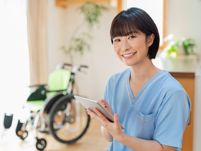 スタッフイメージ スタッフイメージ 居心地の良いリビングで、温かみのあるケアを提供しています。スタッフが笑顔で対応いたします。