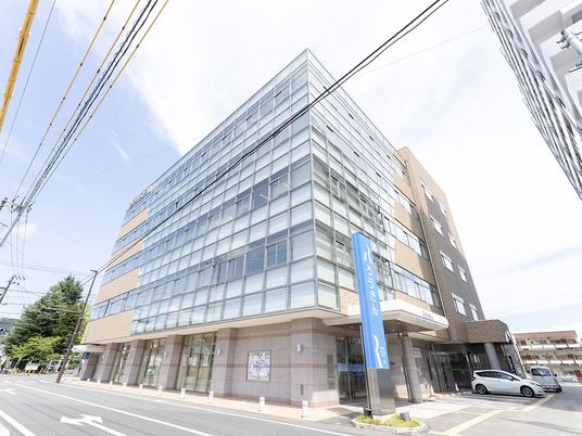 ガラス張りの建物外観  
