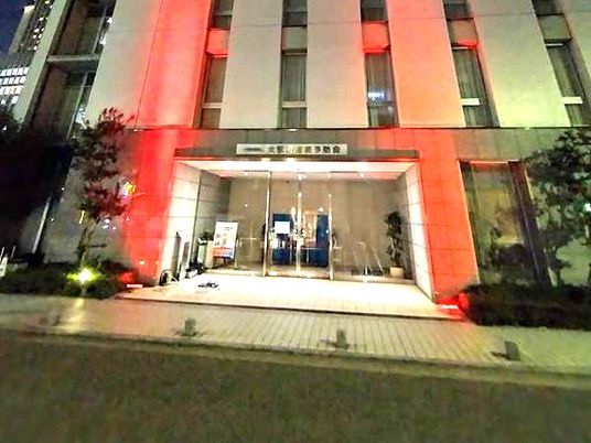 赤く照らされたエントランス  