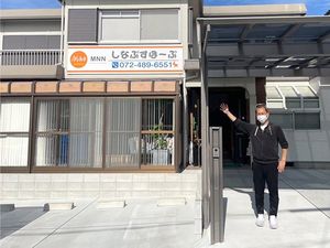 スタッフが迎える玄関外観  