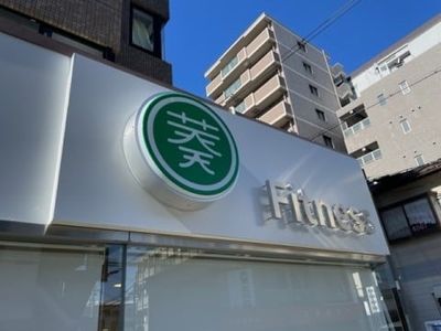 看板のある建物入口