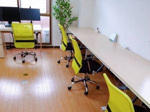 明るい作業机のある部屋  