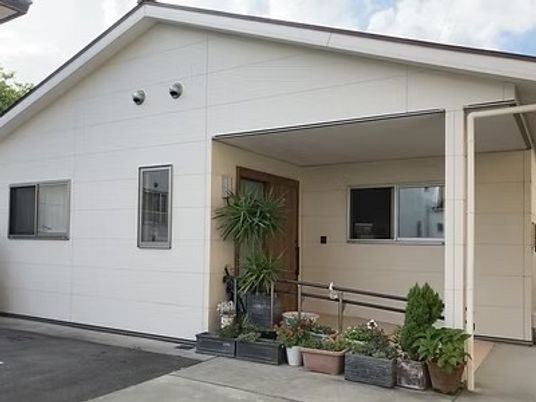白い建物の玄関外観  