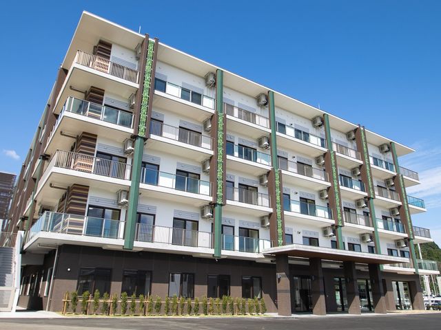 外観の建物 外観   バルコニーが並ぶ落ち着いた外観です。明るい空の下で、働く場所の雰囲気が伝わります。