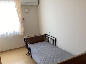 明るい個室ベッド  