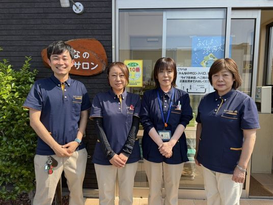 スタッフが並ぶ入口前  