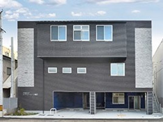 3階建ての建物外観  