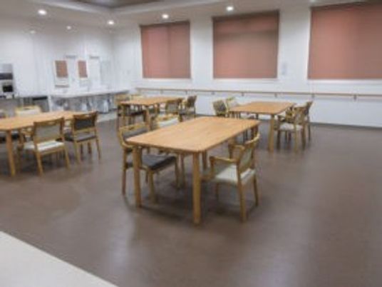 明るい食堂のテーブル配置  