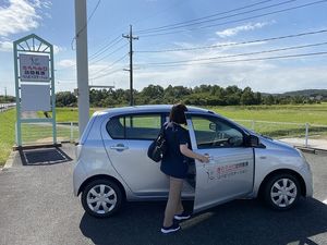 送迎車と職員の外観  