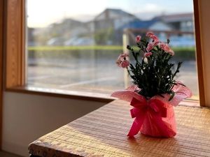 窓辺の花飾り  