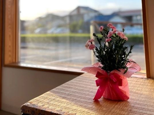 窓辺の花飾り  