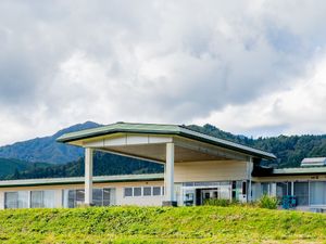 山間の建物外観  