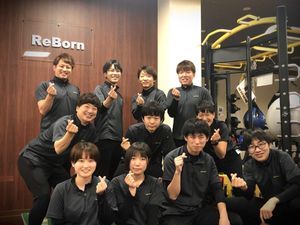 スタッフ集合の室内  