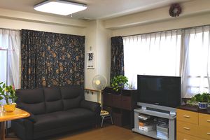 ソファとテレビのある居室