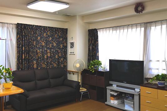 ソファとテレビのある居室