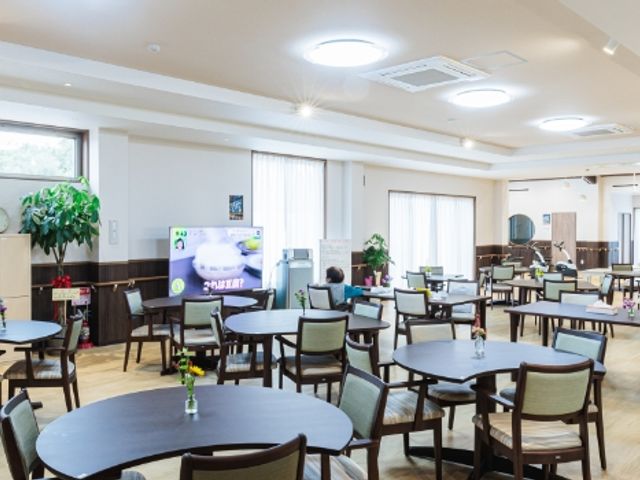 多目的な広々スペース 多目的室 自然光が差し込む広々とした空間です。活動や交流がしやすい環境が整っています。