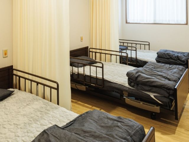 明るく整った居室 居室 清潔で広々とした空間が特徴の居室です。大きな窓からの自然光が心地よく差し込みます。