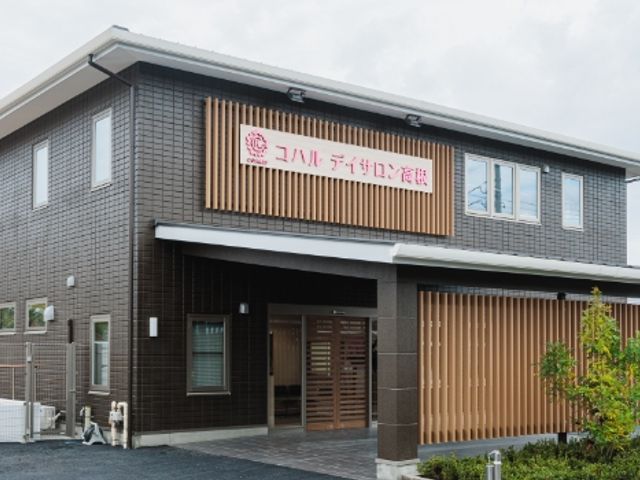 温かみのある建物外観 外観 広々としたエントランスが特徴の建物です。自然に囲まれた立地で働きやすい環境です。