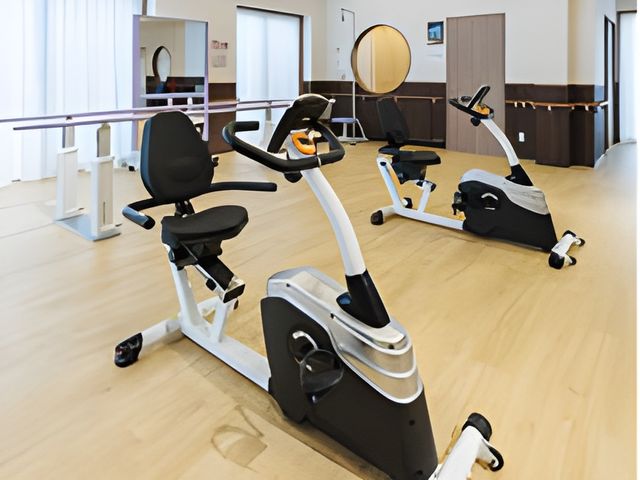 運動器具のある部屋 機能訓練室 自然光の中で運動ができる、明るいスペースで快適に身体を動かせます。