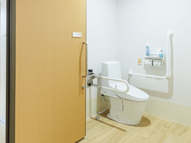 明るく清潔なトイレ トイレ 広々としたスペースと使いやすい手すりが備わる、清潔感あふれるトイレです。
